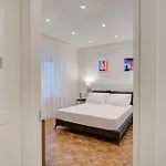 Bed and breakfast Well - Piazza Dei Martiri 4*