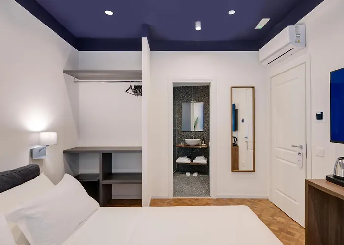 Well - Piazza Dei Martiri Neapol