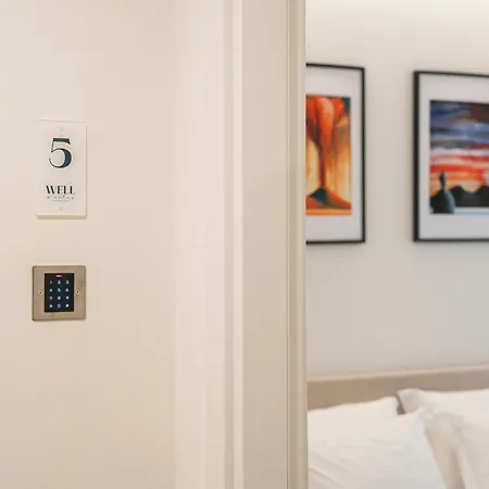 Well - Piazza Dei Martiri فندق مبيت وإفطار 4*