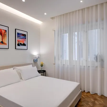 Well - Piazza Dei Martiri فندق مبيت وإفطار 4*